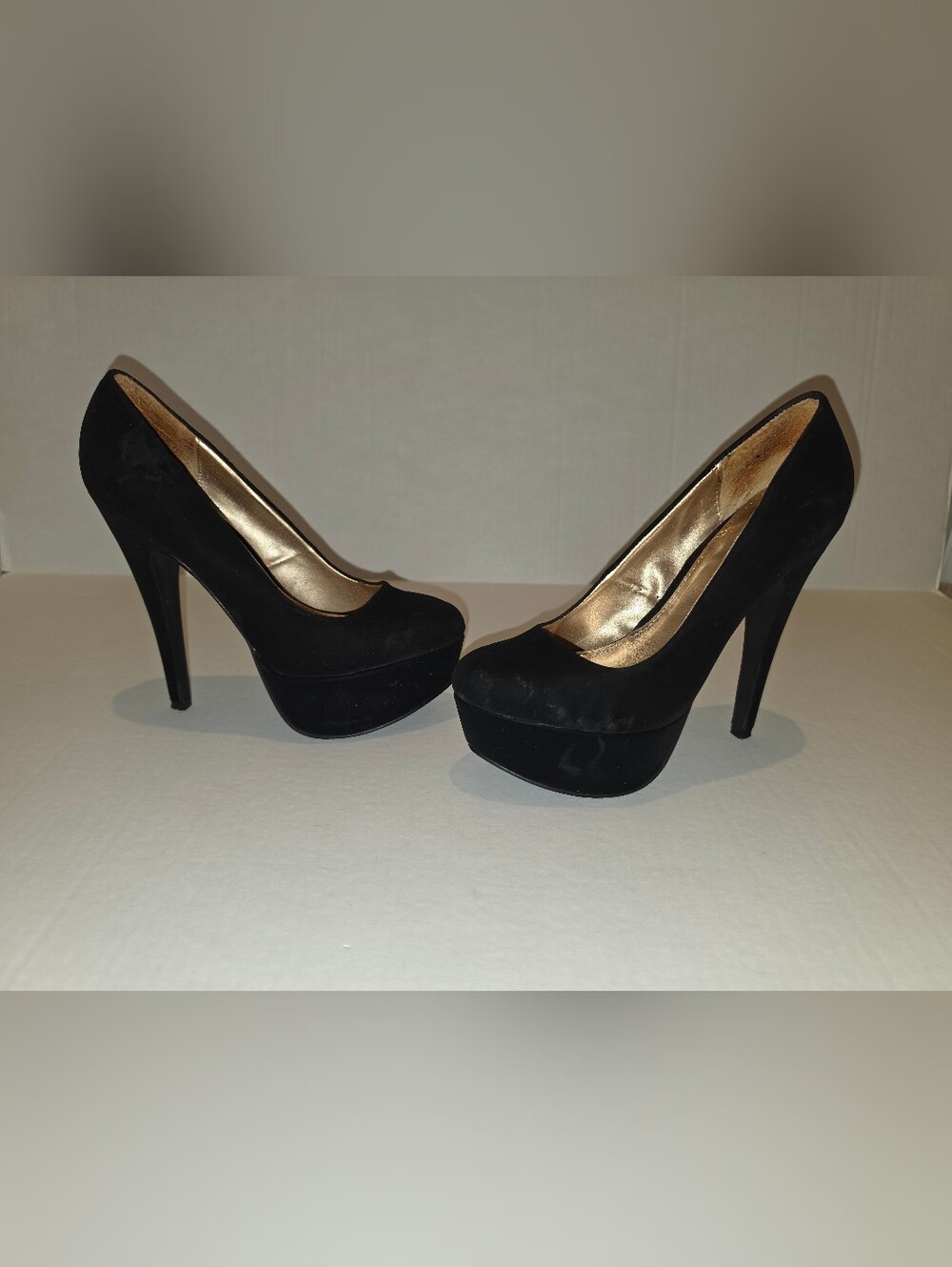 Qupid Black Faux Suede Platform Stiletto Pumps with Gold Lining Sz 7